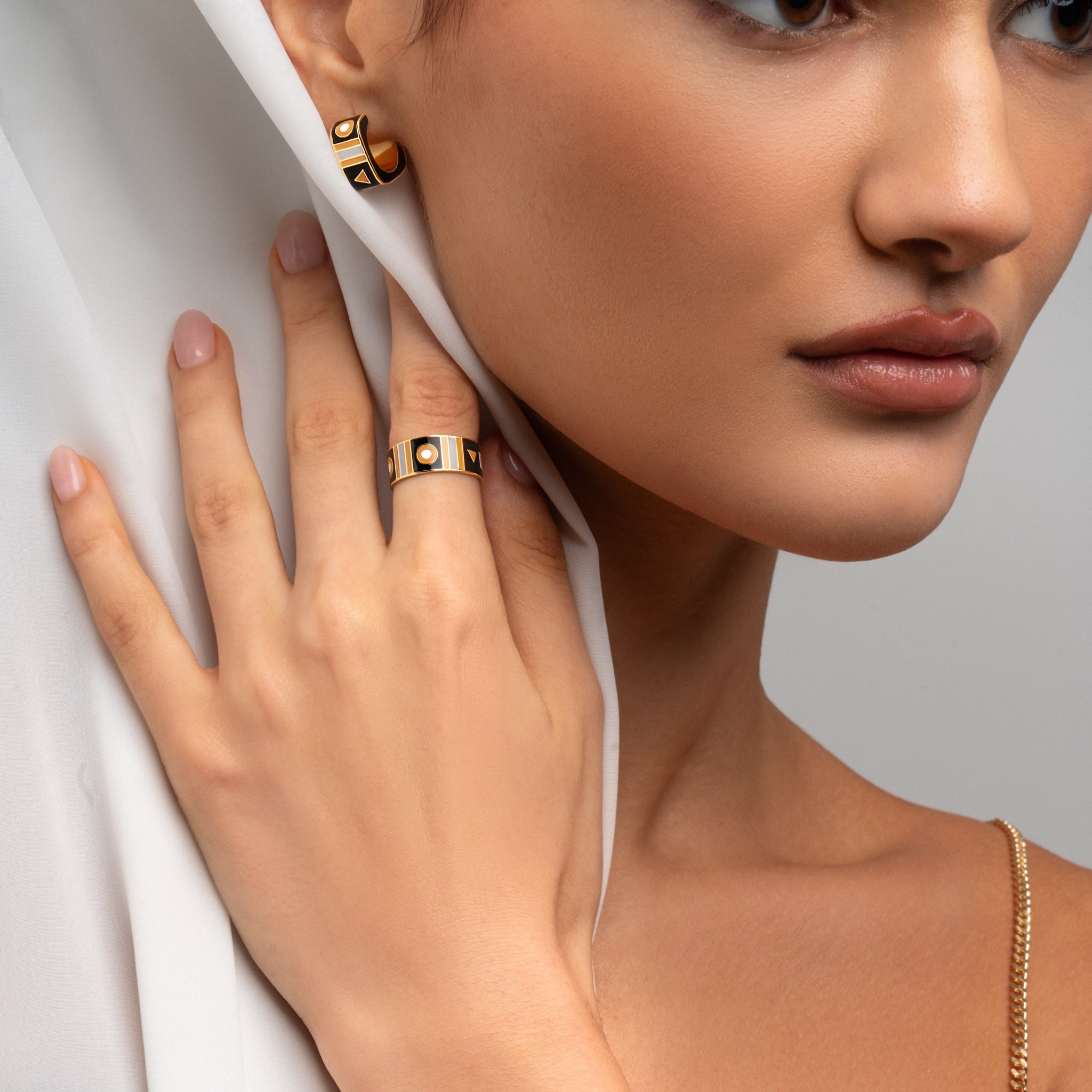 أقراط "نيرا فيلا"